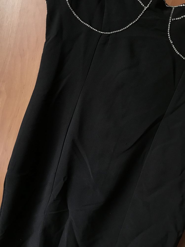 Czarna sukienka ze zdobieniami diamencikami Missguided M 38