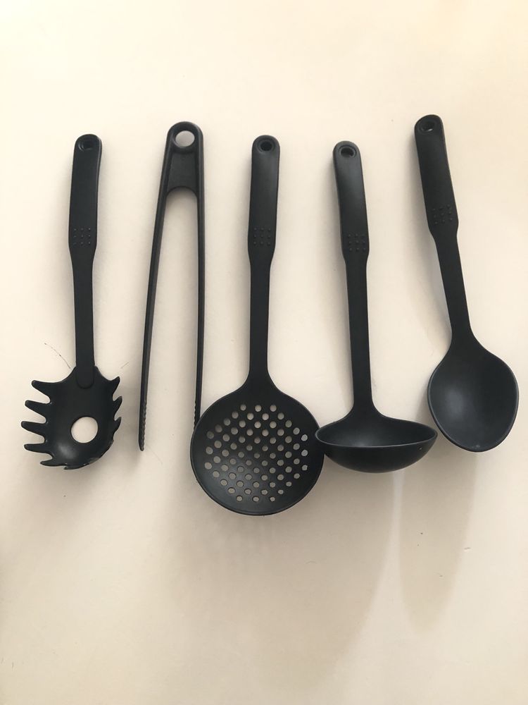 Conjunto de 10 acessórios de cozinha pretos e taça inox ikea