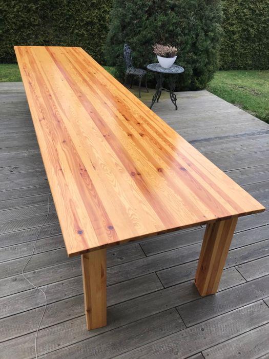 Potężny stół z litej sosny o wymiarach 440cm x 104 cm