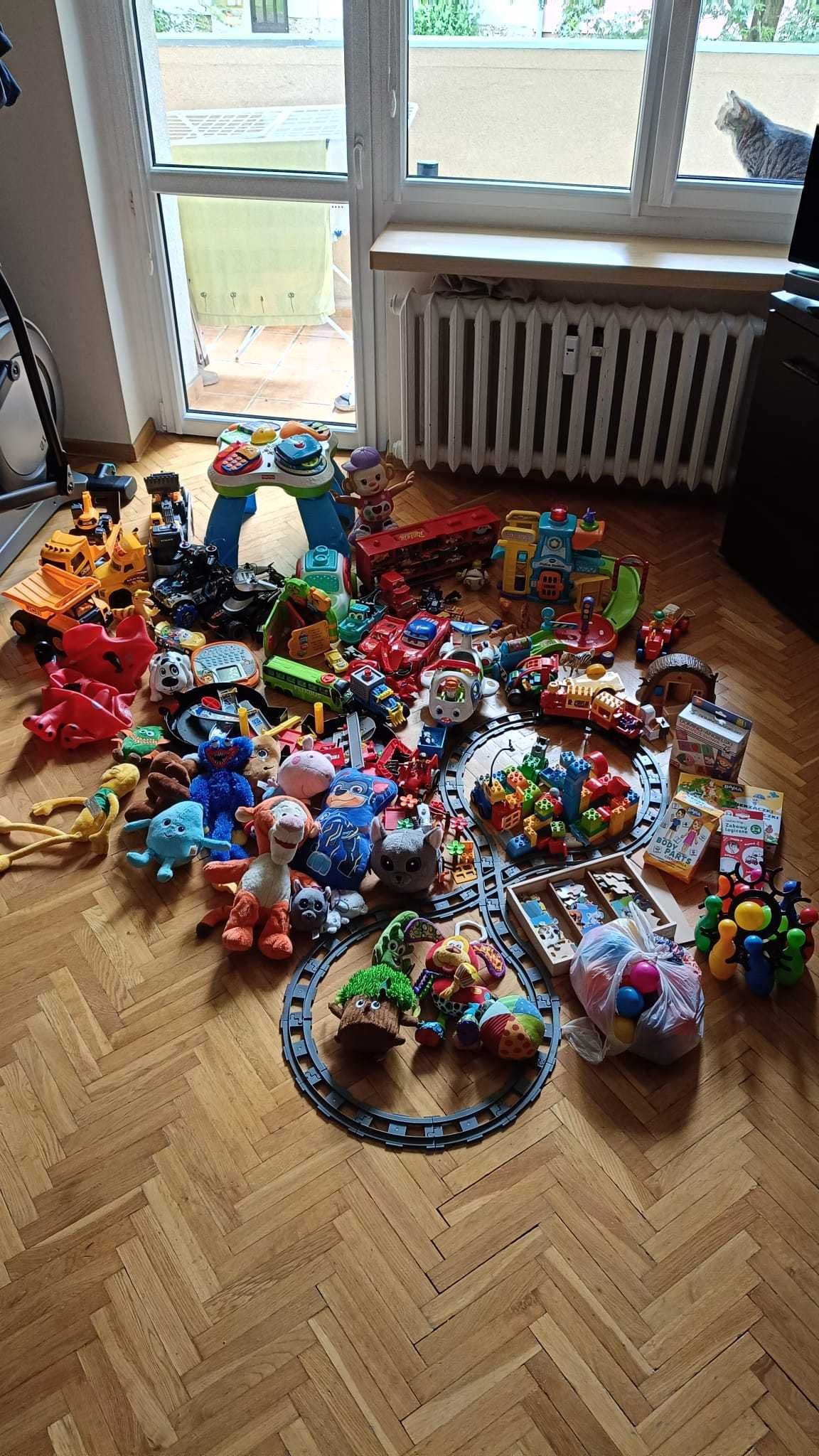 Zabawki mix auta pluszaki stolik klocki
