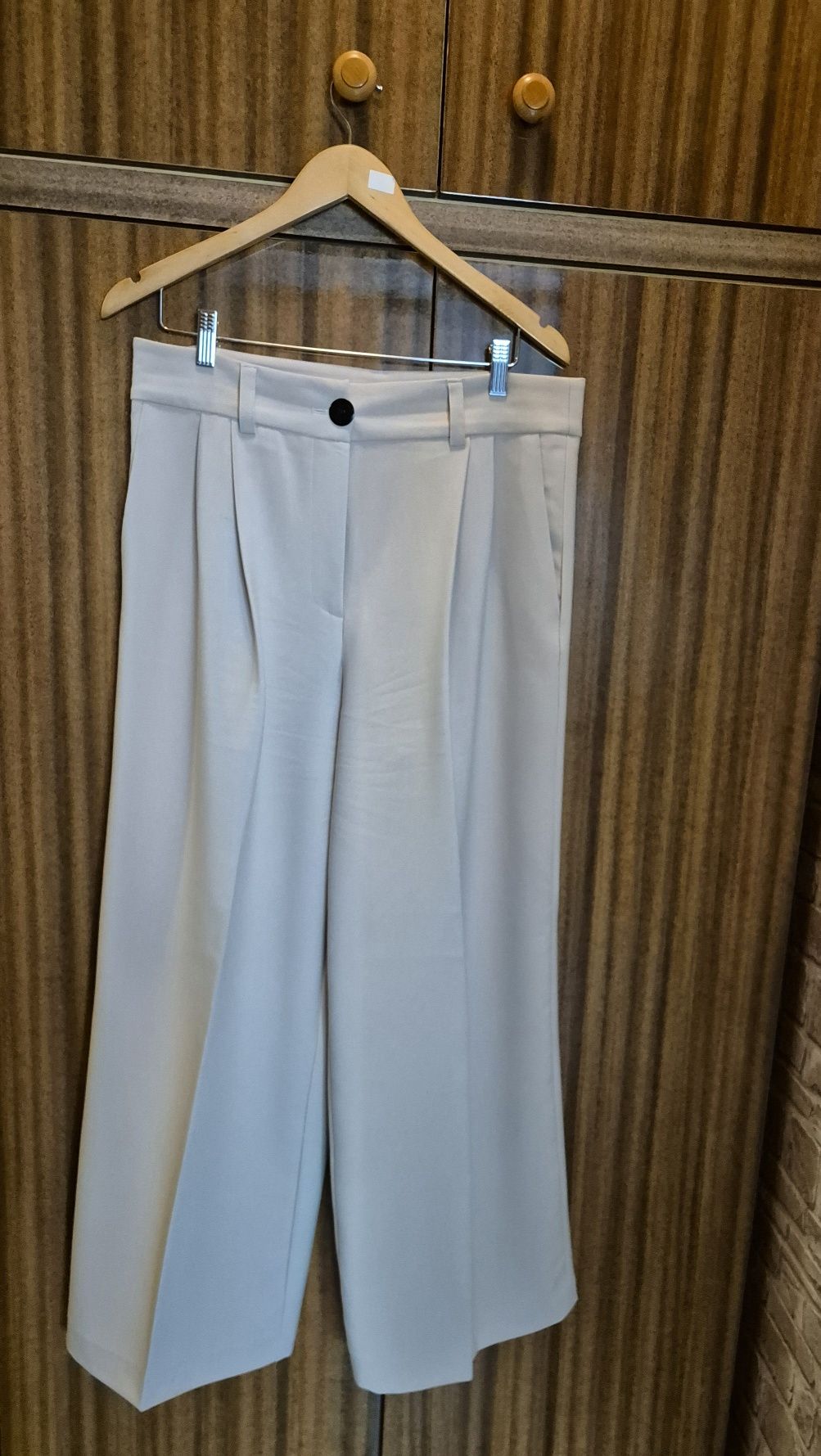 Garnitur damski o rozmiarze 42/XL w kolorze beżowym