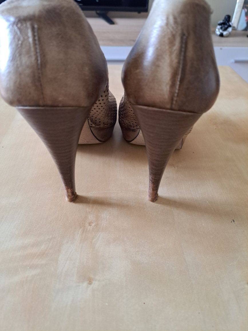 Sapatos de salto alto
