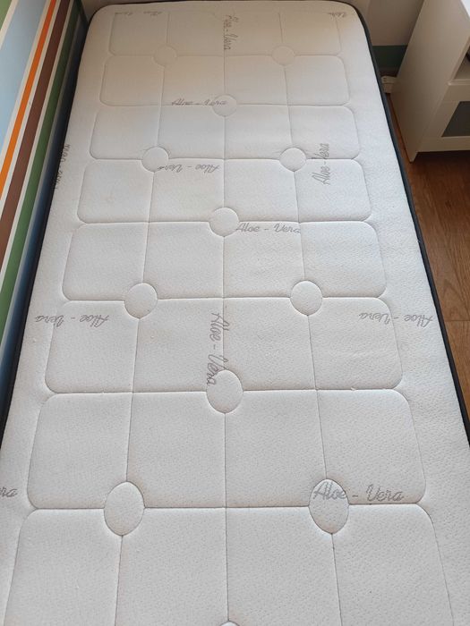Cama solteiro IKEA + colchao Artiflex ambos em ótimo estado