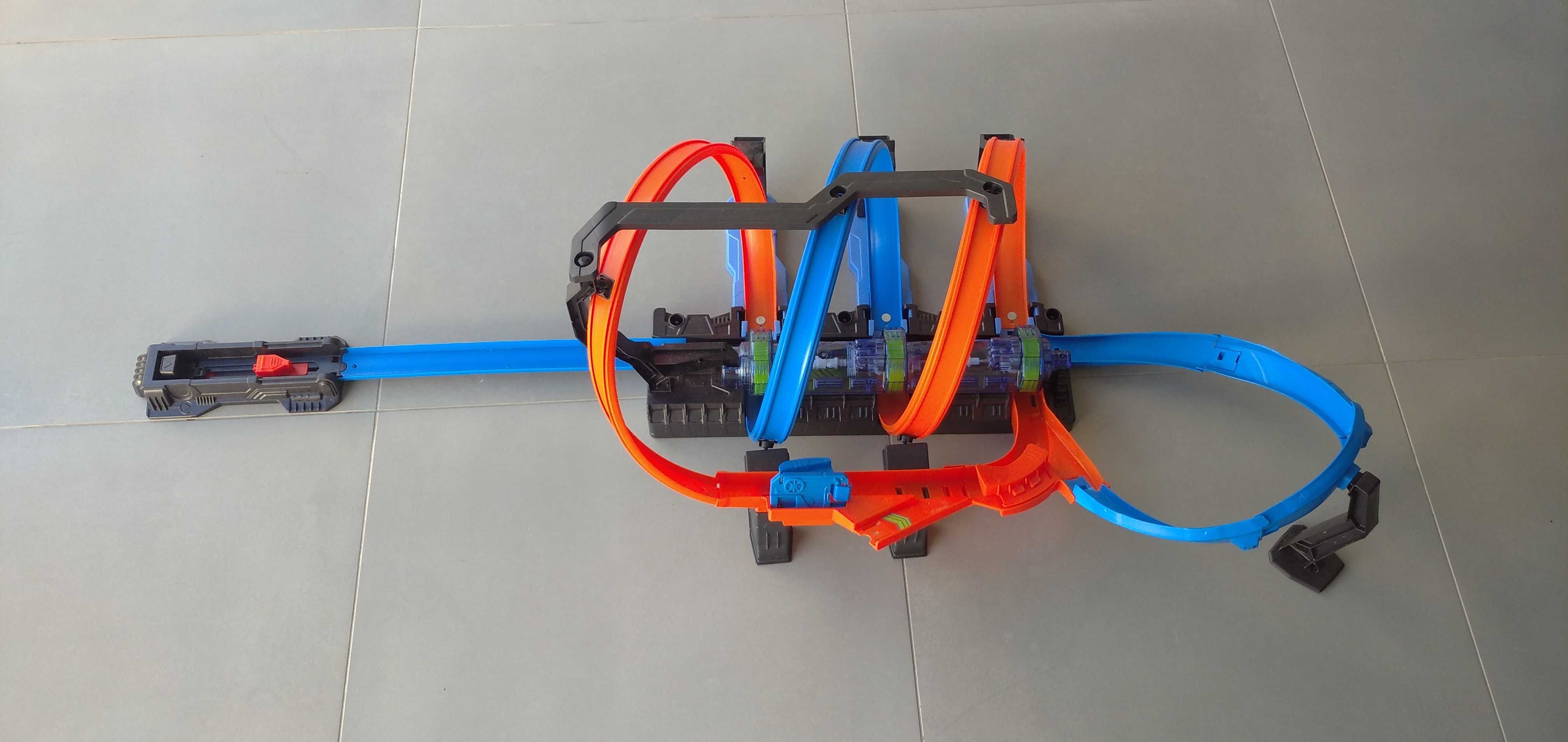 Pista Hot Wheels Triple Looping