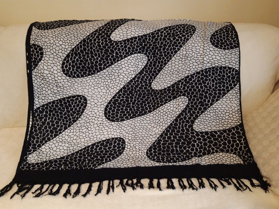 Lenço fino, preto e branco, de estilo tribal étnico