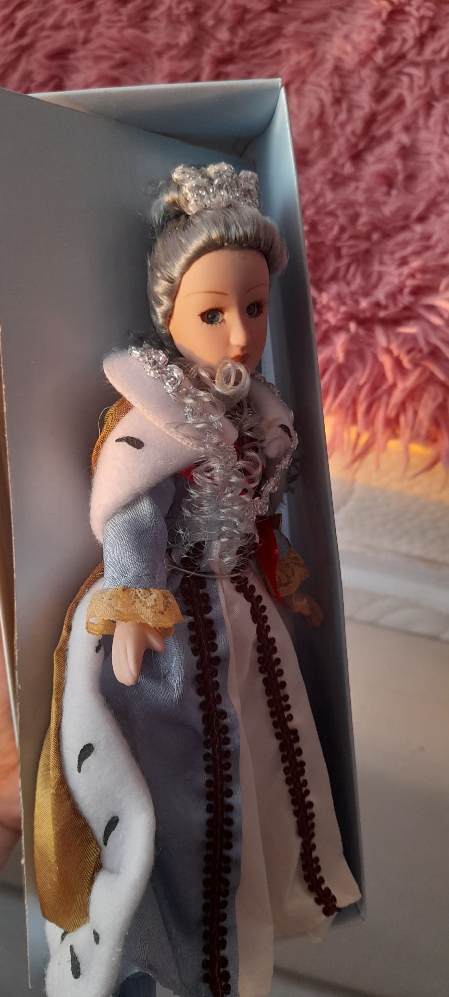 Lalka porcelanowa Królowa 20 cm