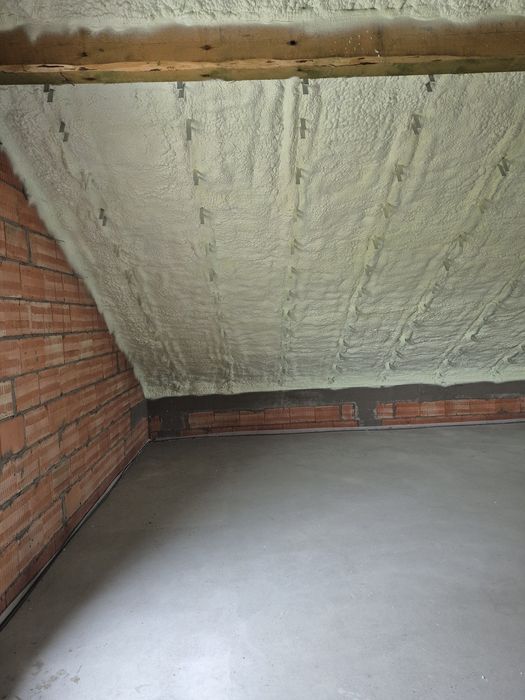 Ocieplanie dachu pianką pur poddasza ocieplenie pianą piana izolacja