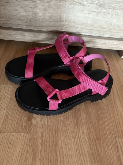 Stylowe sandały na platformie – różowe zapinane na rzep