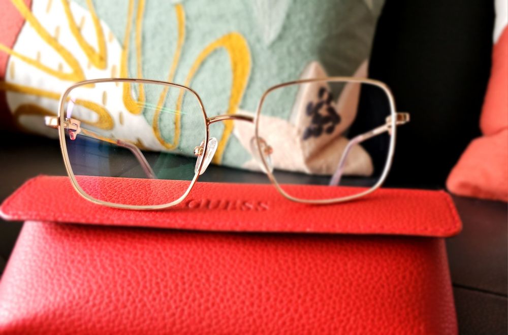 Óculos Guess dourados