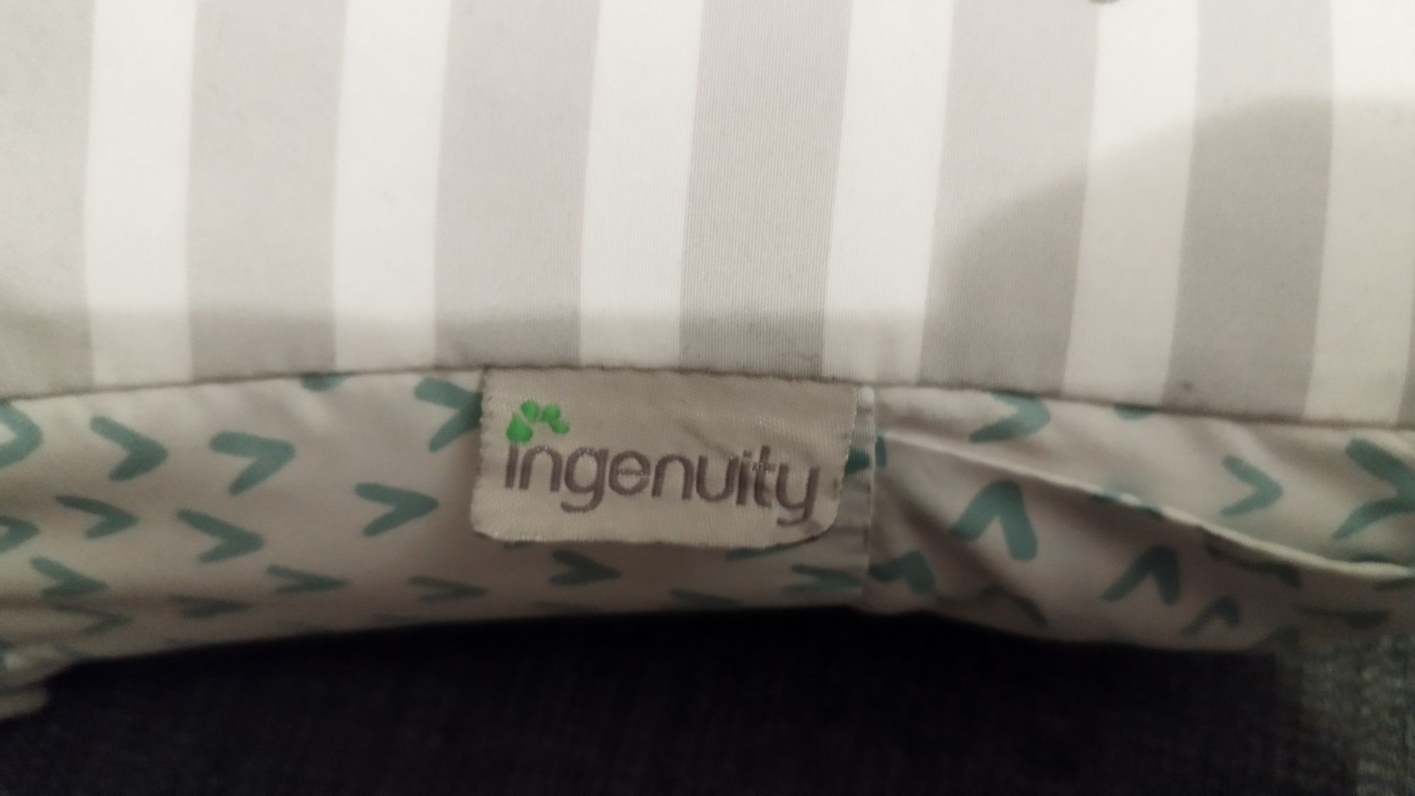 Ingenuity Almofada Maternal com Barra de Jogos