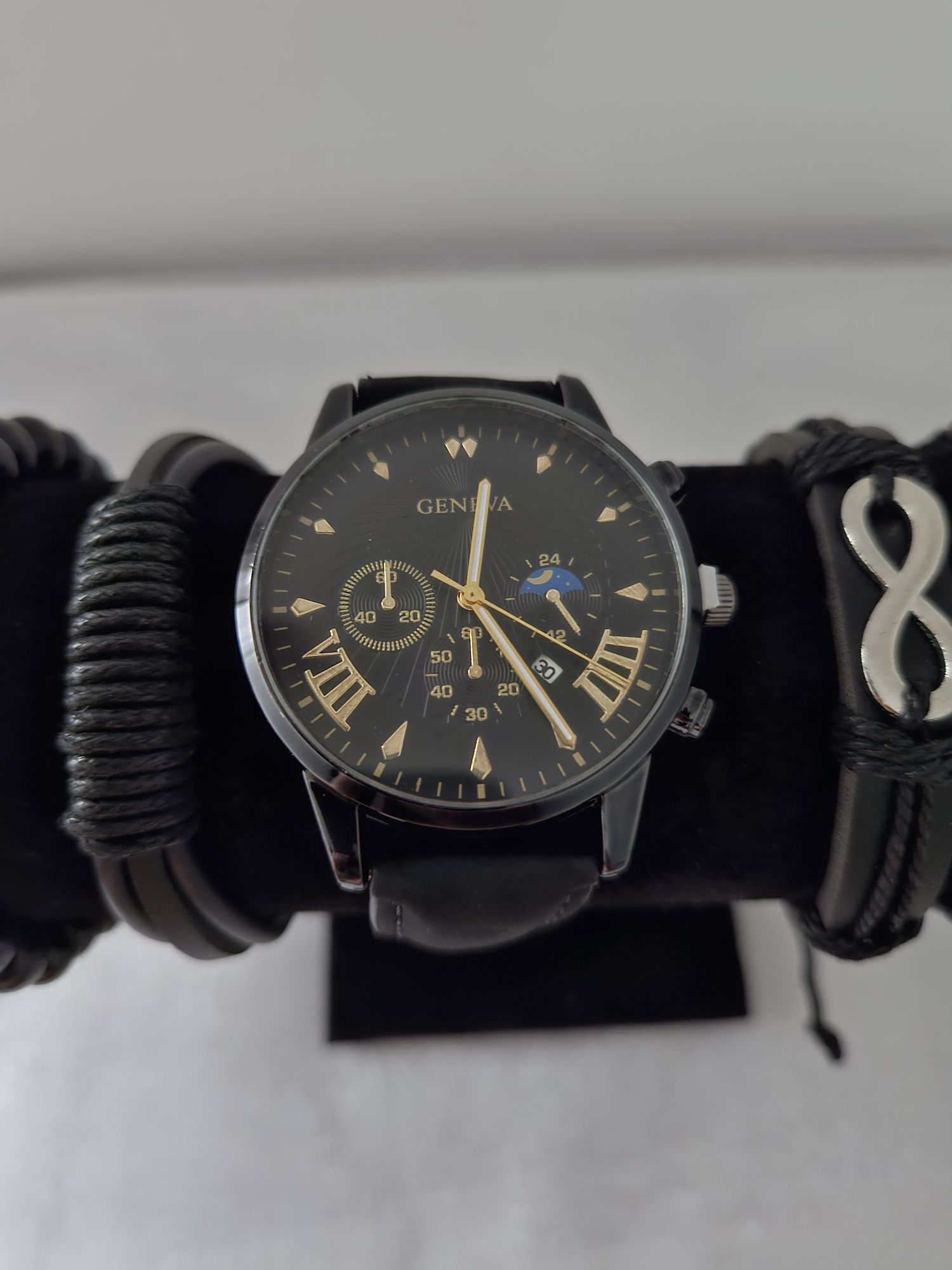 Relógio e pulseiras