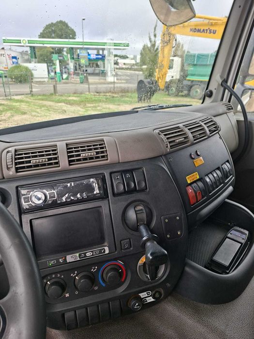 Camião DAF 75 6x2 com GRUA