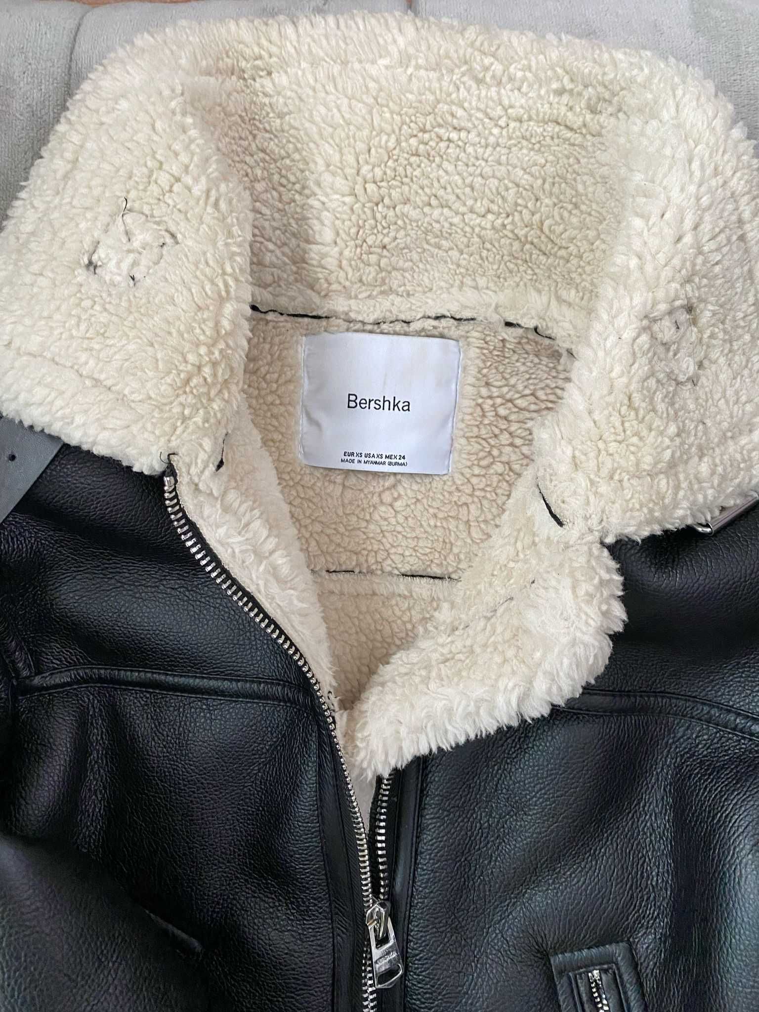 Blusão biker preto, cardado a pelo, da Bershka