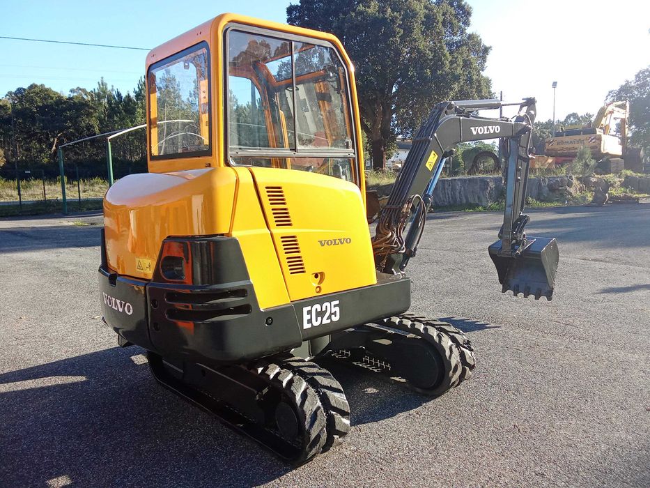 Mini Escavadora Volvo EC25, dois baldes, corte mato, reboque