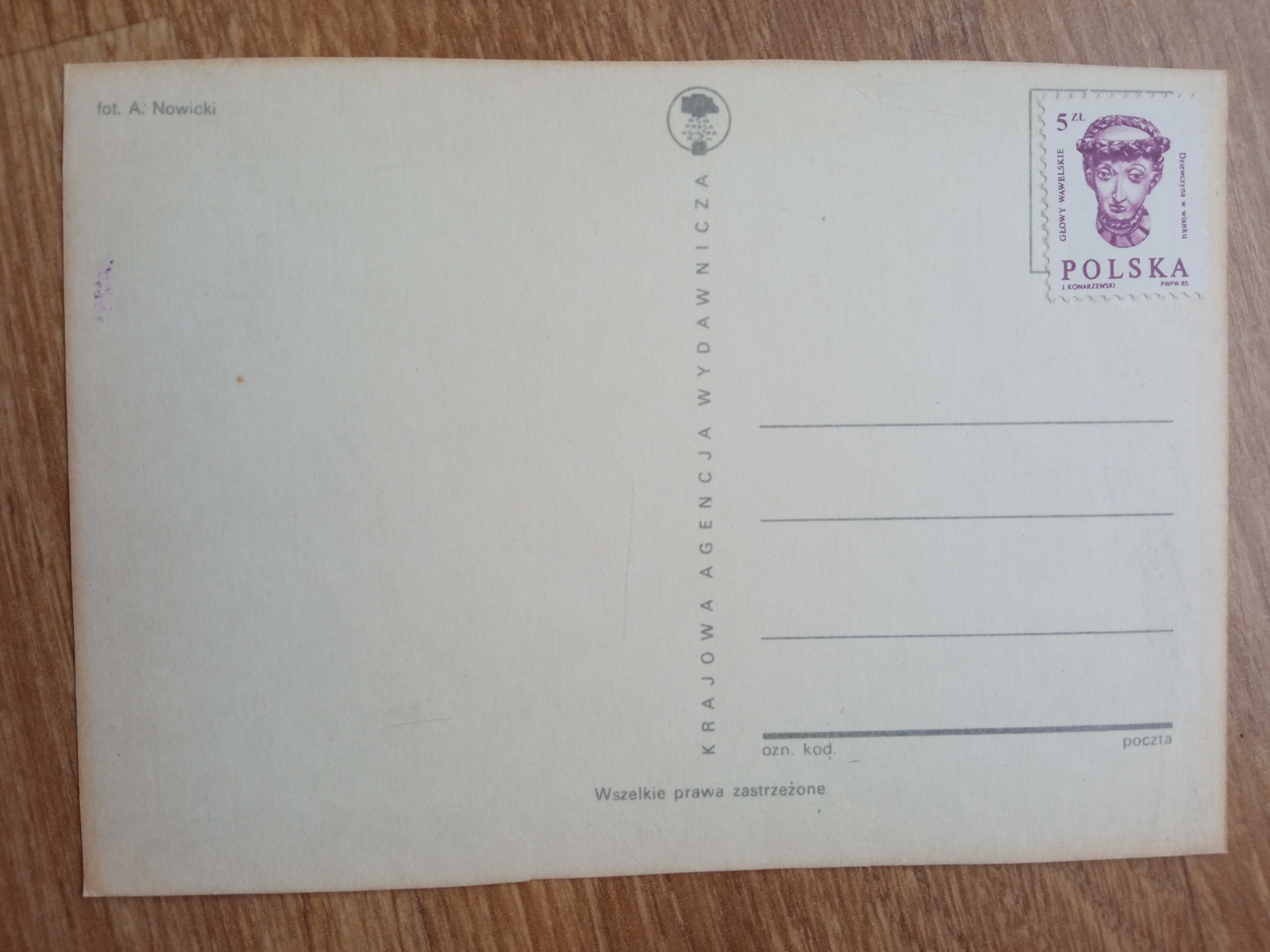 Pocztówka Wielkanocna ze znaczkiem Dziewczyna w wianku Głowy wawelskie