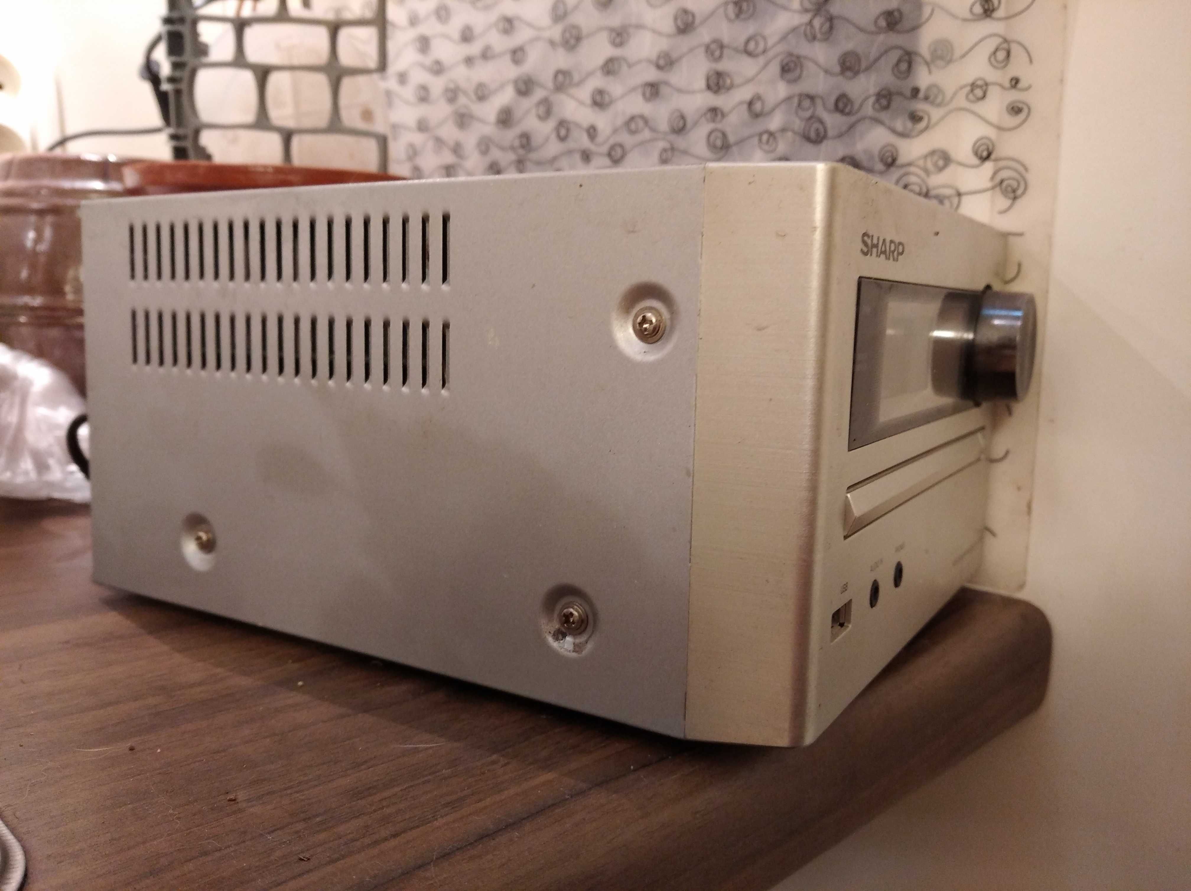 Mikrowieża Hi-Fi firmy Sharp: radio, CD, głośniki