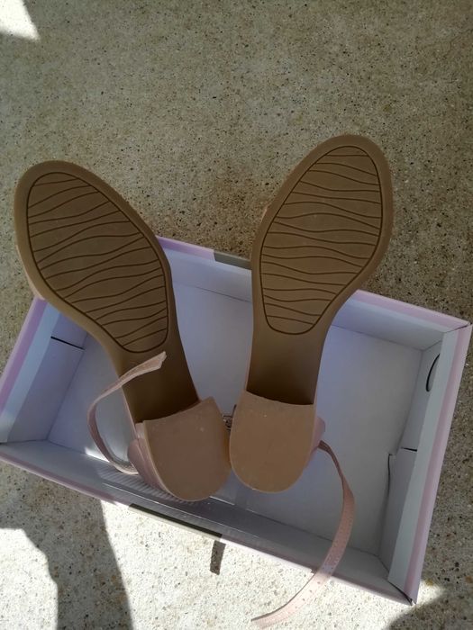 Sandálias N° 37 muito Bonitas e elegantes.