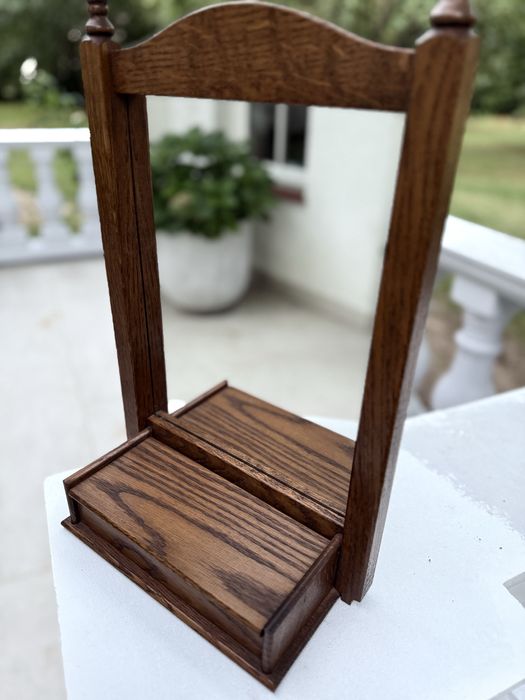 Toaletka z lustrem i pojemnikiem na kosmwtyki lub klucze