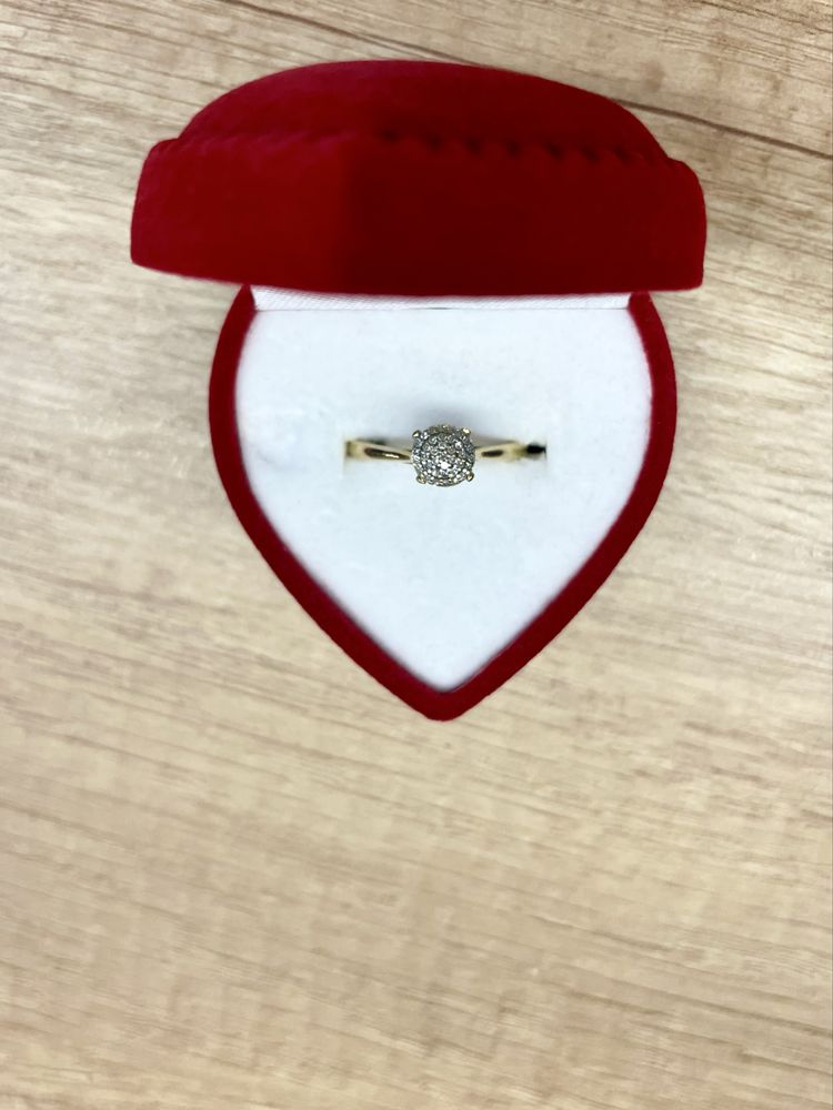 Pierścionek zaręczynowy