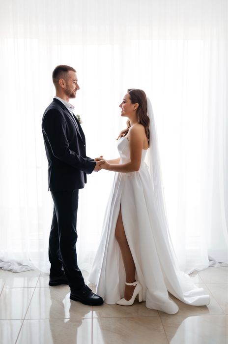 Весільня сукня з вирізом