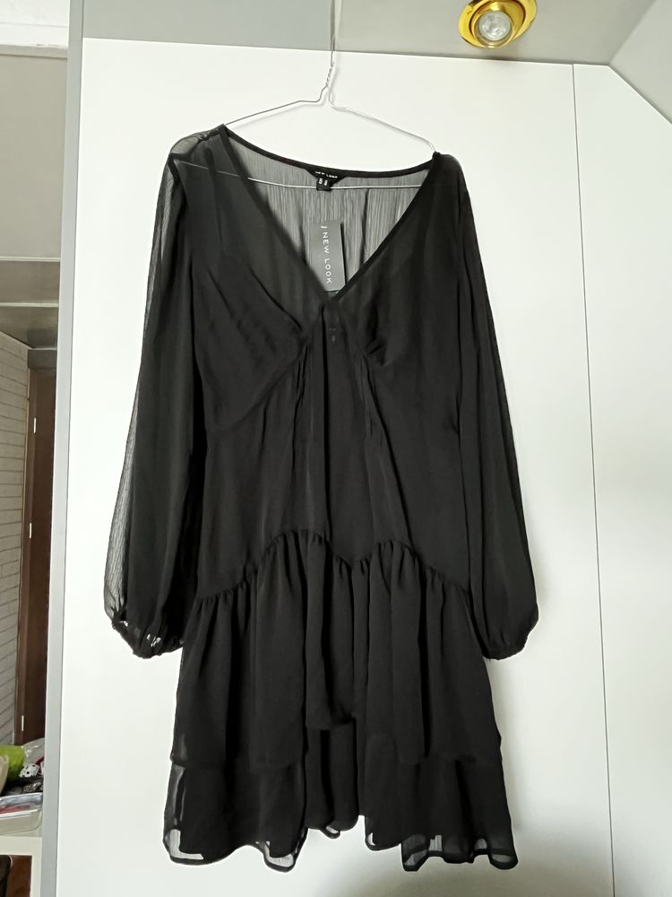 czarna sukienka na dlugi rekaw z falbanamu new look zwiewna na lato