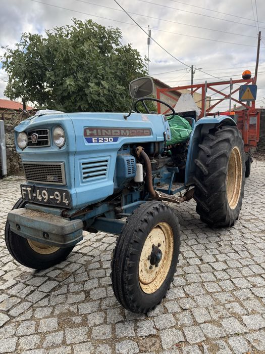 Trator Hinomoto E230 com Reboque, Caixa e Alfaias Agrícolas
