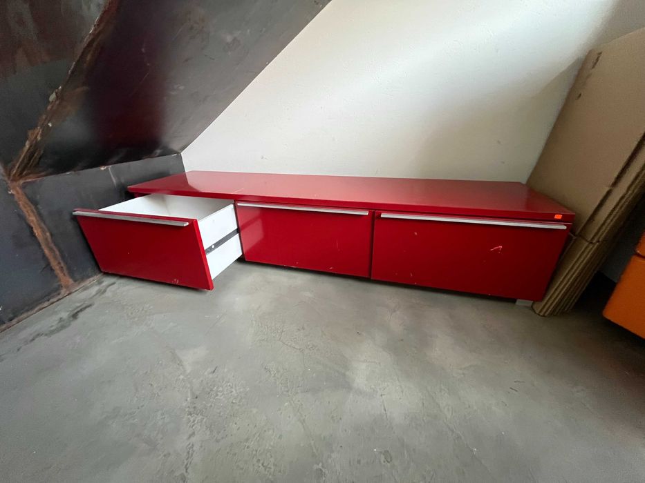 Móvel de chão vermelho