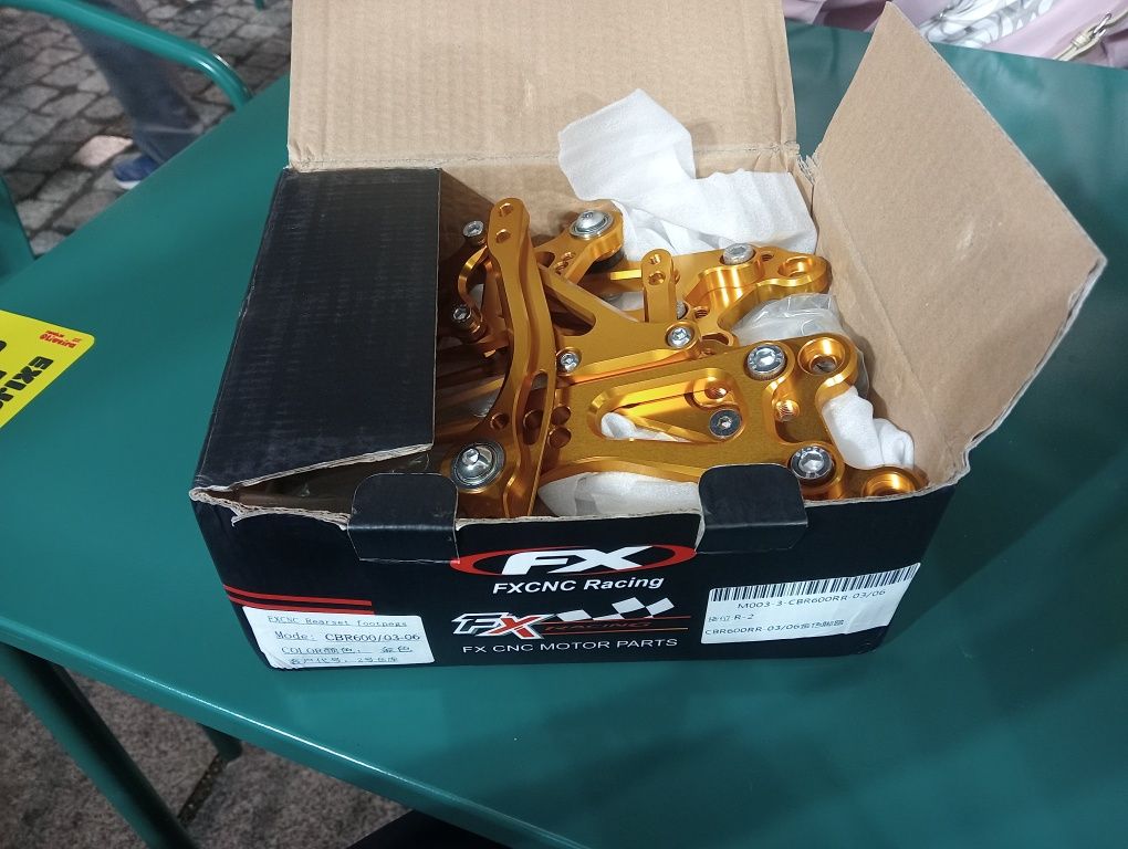 Pedais traseiros para moto