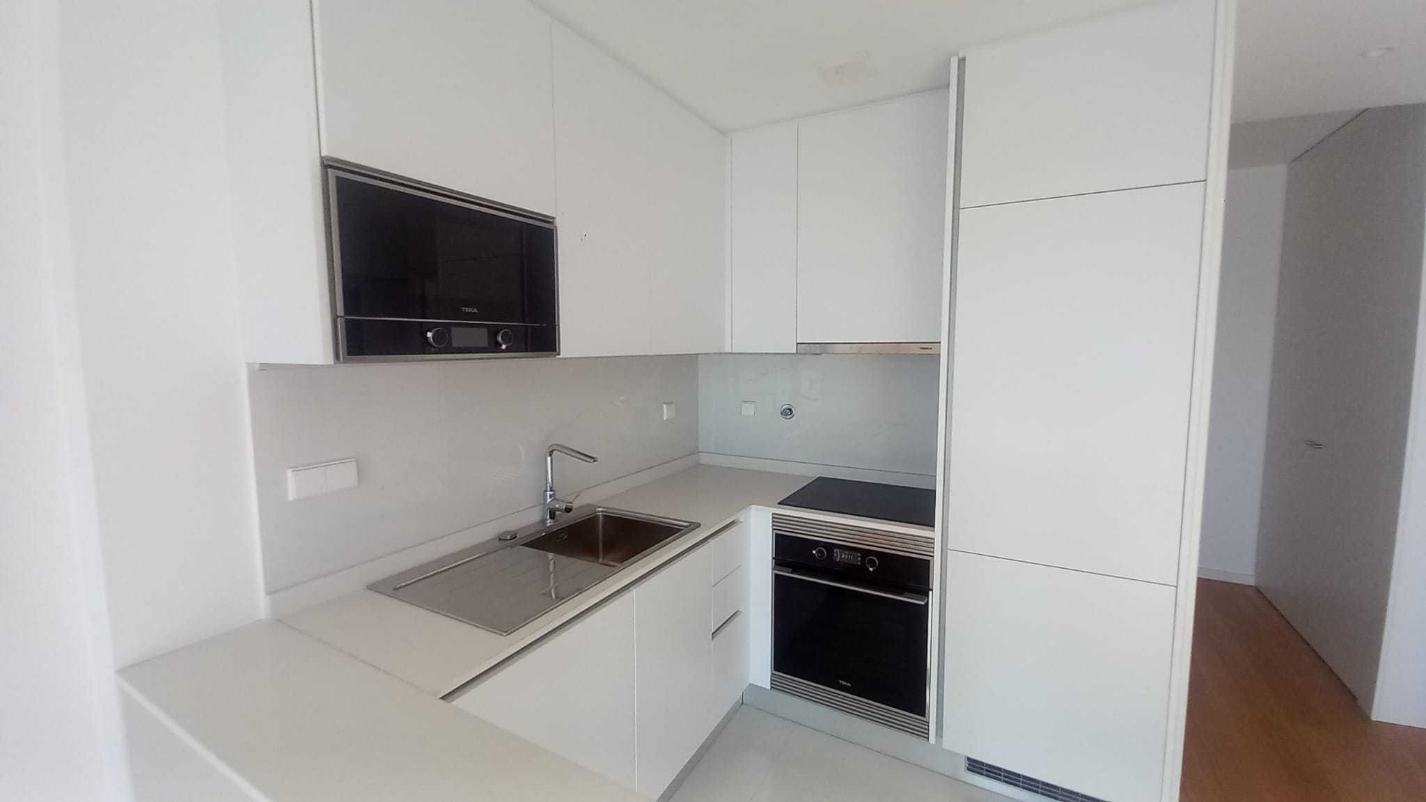 Apartamento T1 Novo, com garagem, Junta a Av. Republica