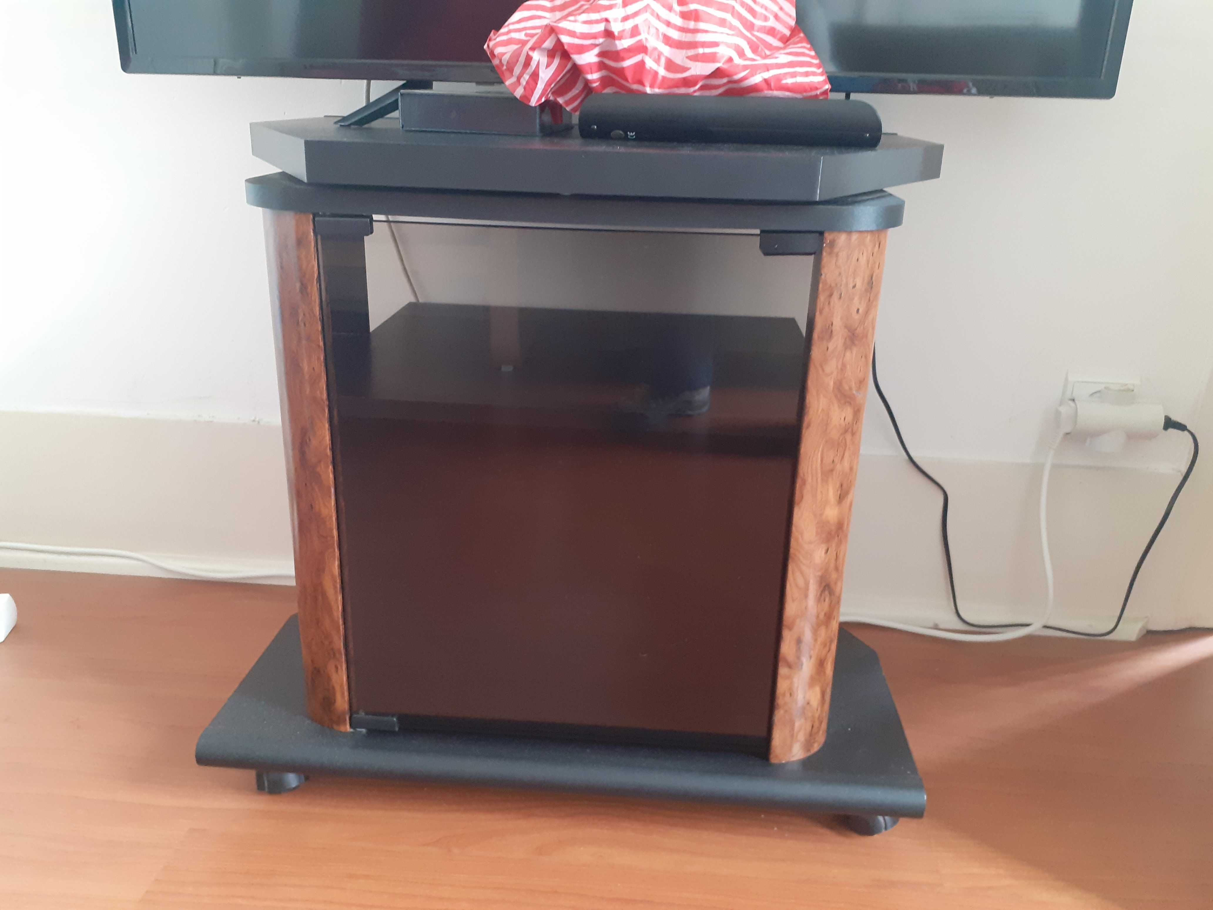Sofá,guarda vestidos,bar,mesa,cama de casal, frigorífico, móvel TV