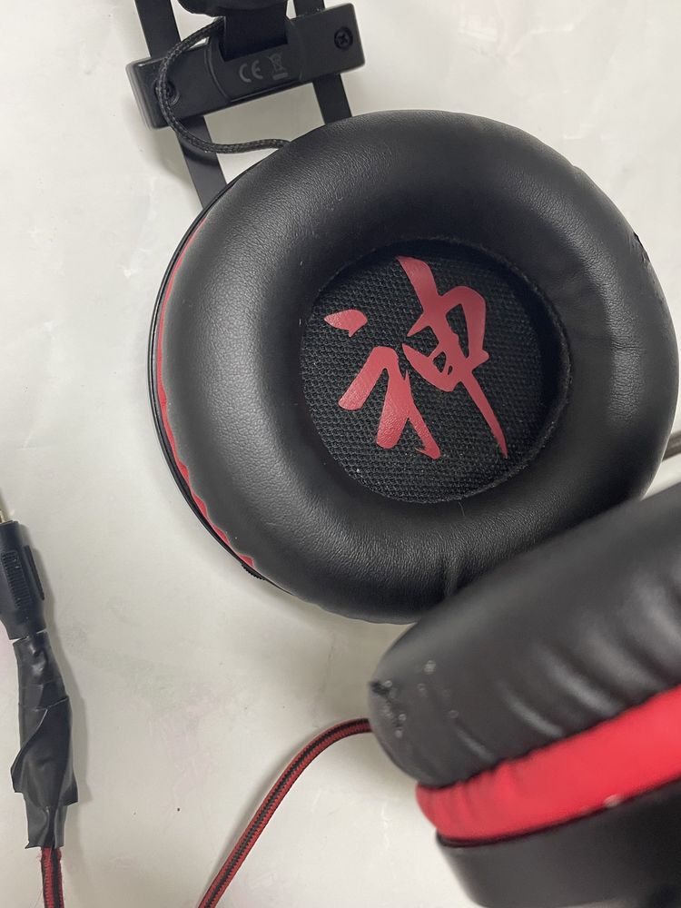 Headset gaming vermelhos e pretos