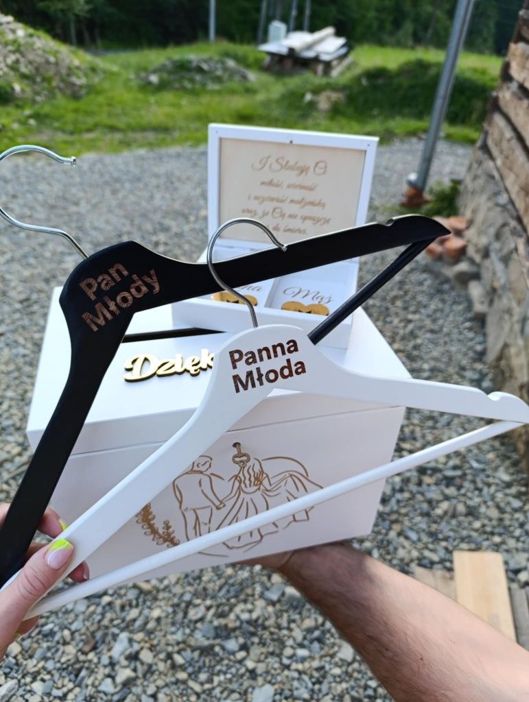 Zestaw na ślub Pudelko na koperty obrączki wieszaki Pan młody i panna