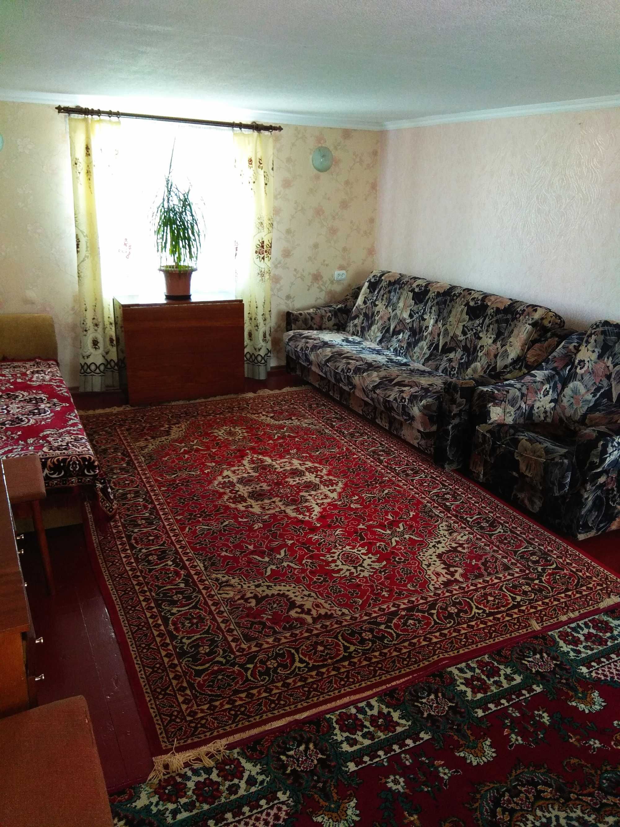Затишне житло,поряд з Софієвкою та пед.університетом.