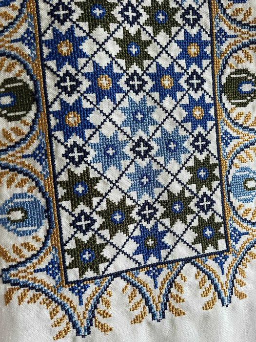 Чоловіча вишиванка льон молочна українська сорочка з синім орнаментом