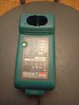 Ładowarka Makita model DC1414 T działa