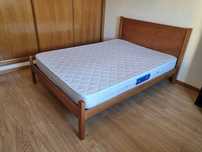 Cama de casal madeira maciça - com estrado e colchão. Como nova.