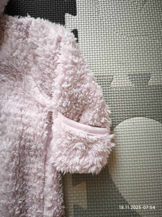 Piękne, pluszowe kombinezony dla noworodka.