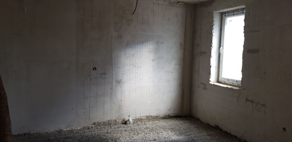 Продається новозбудований цегляний будинок з земельною ділянкою.