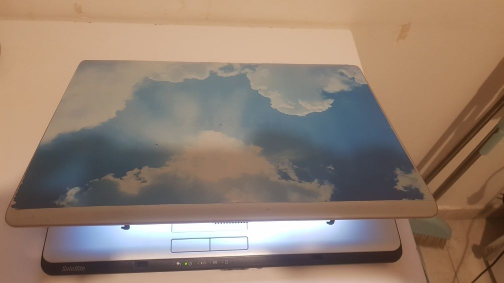 Toshiba L300 2gb RAM 200GB HDD