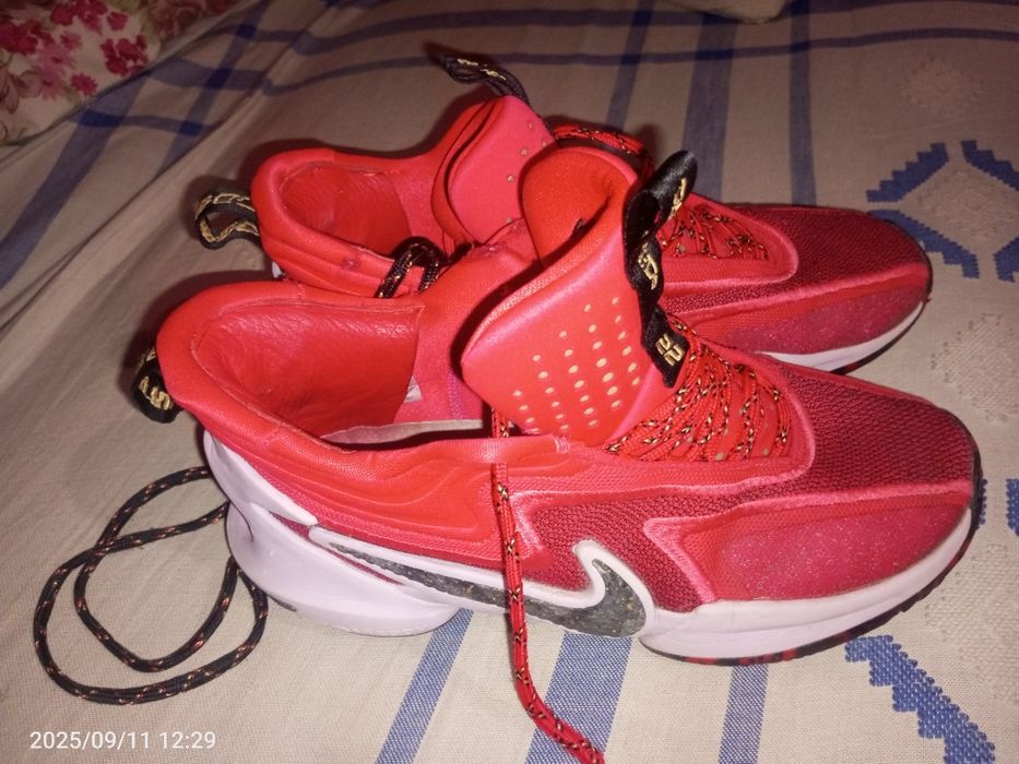 Оригінальні кросівки Nike Cosmic Unity 2 трошки б/у