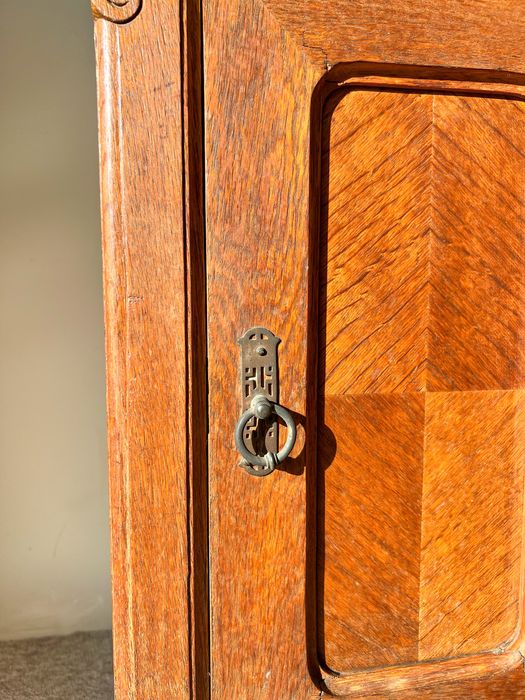 Szafka z marmurowym blatem