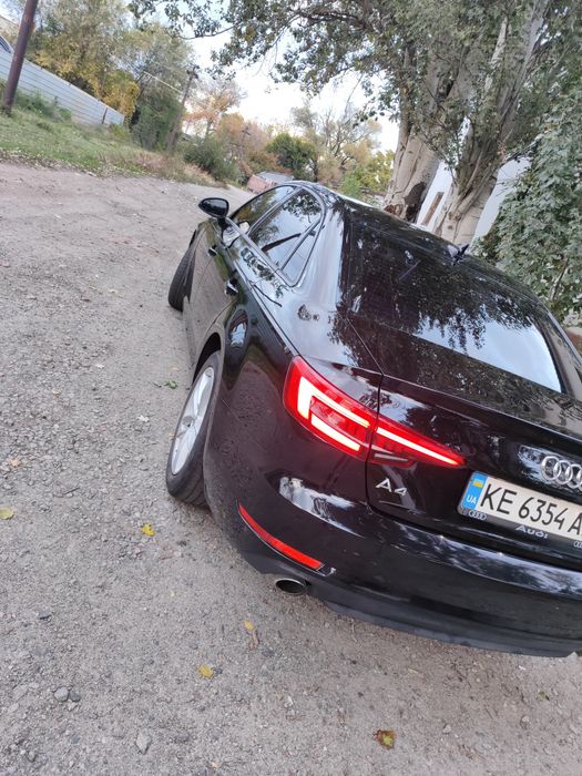 Audi A4 2017 года