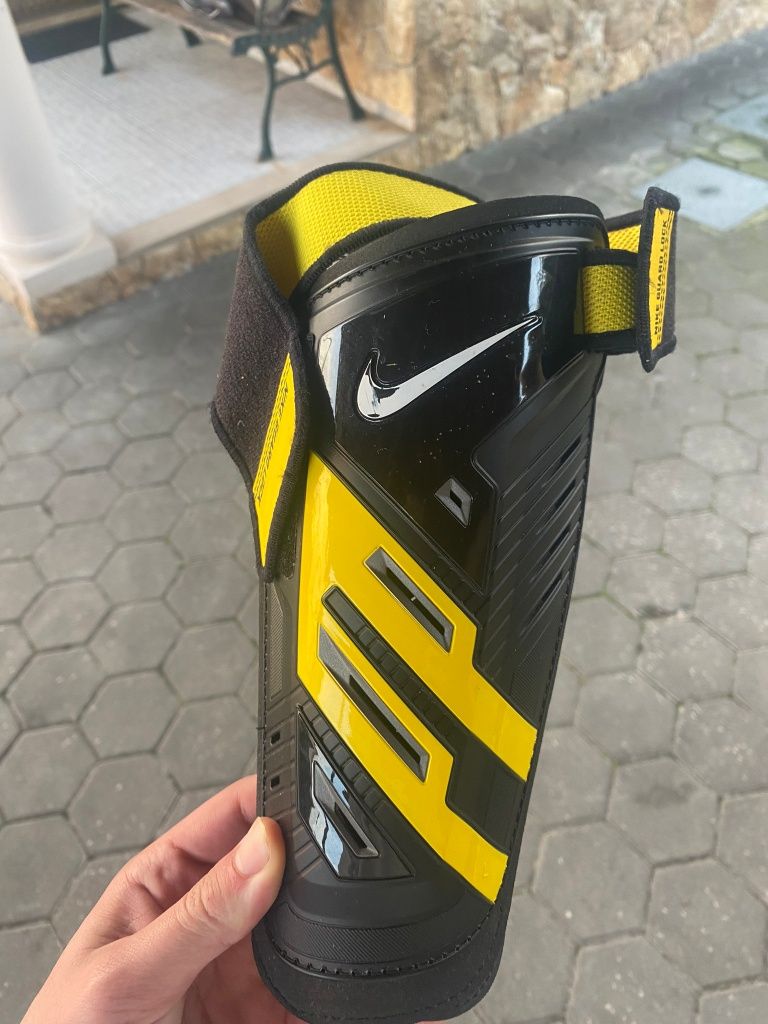 Caneleiras de futebol da Nike em preto e amarelo