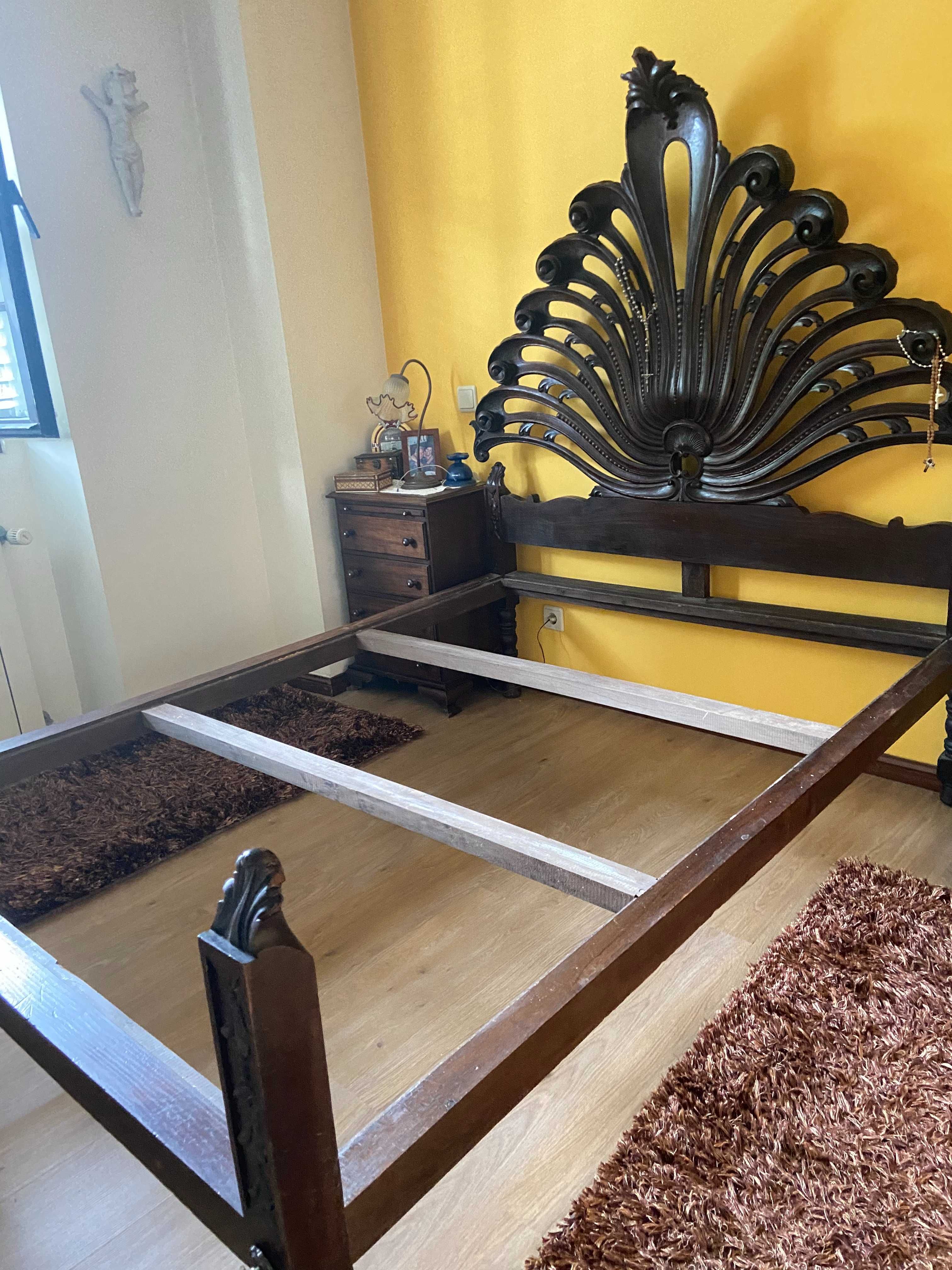 Cama de casal  140 cm de largura em madeira maciça