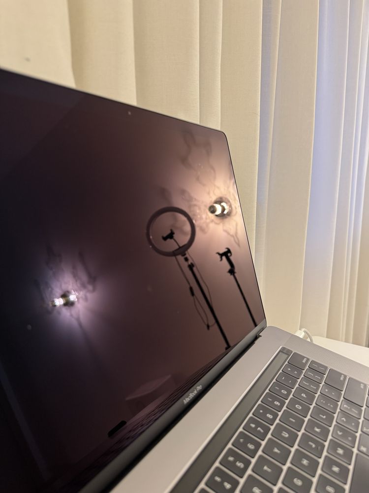 Macbook Pro i9 [15 cali, 2019] 16gb RAM, 512 SSD