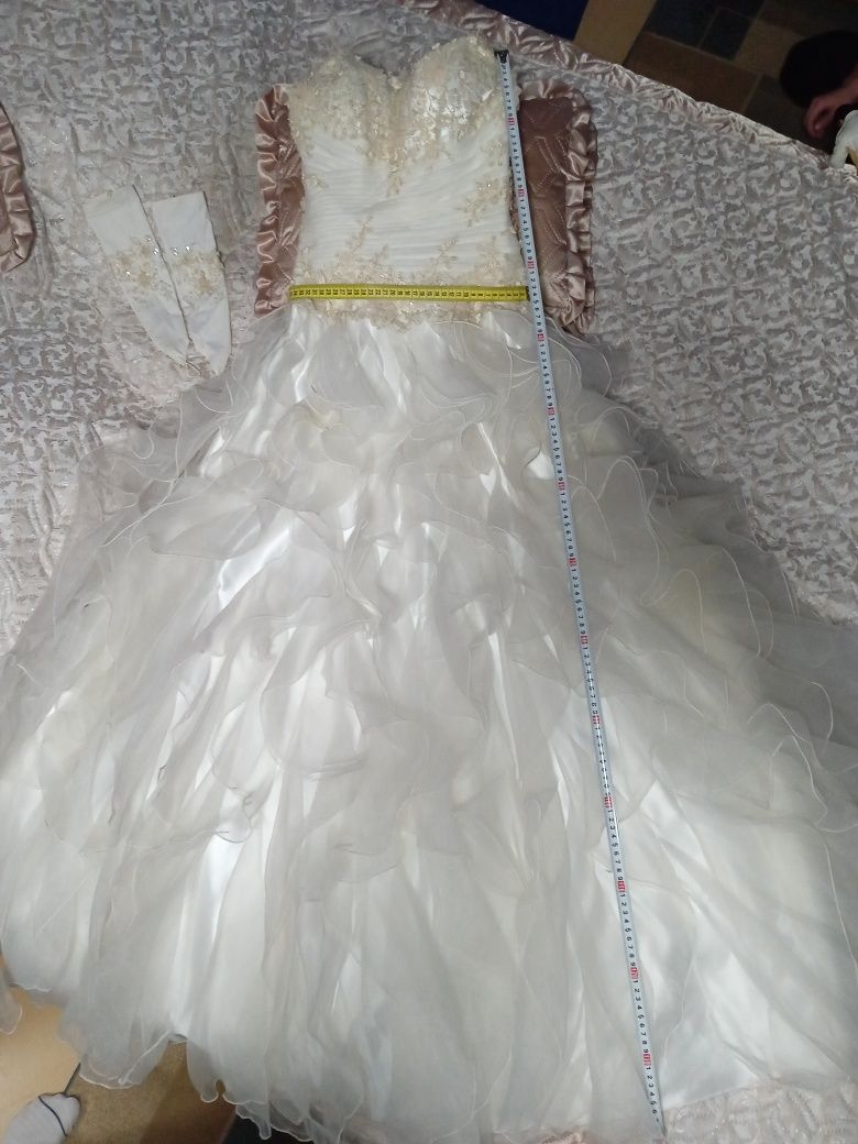 Свадебное платье,цветы на платье ручной работы