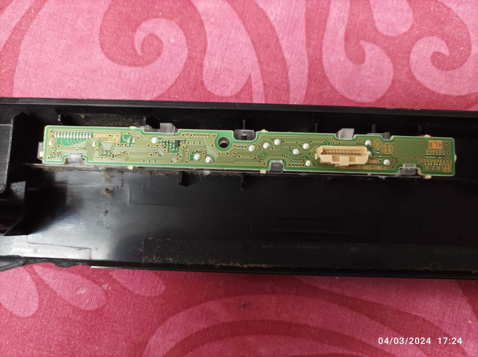 Sony Bravia KDL-32BX300 - Colunas  - Botões