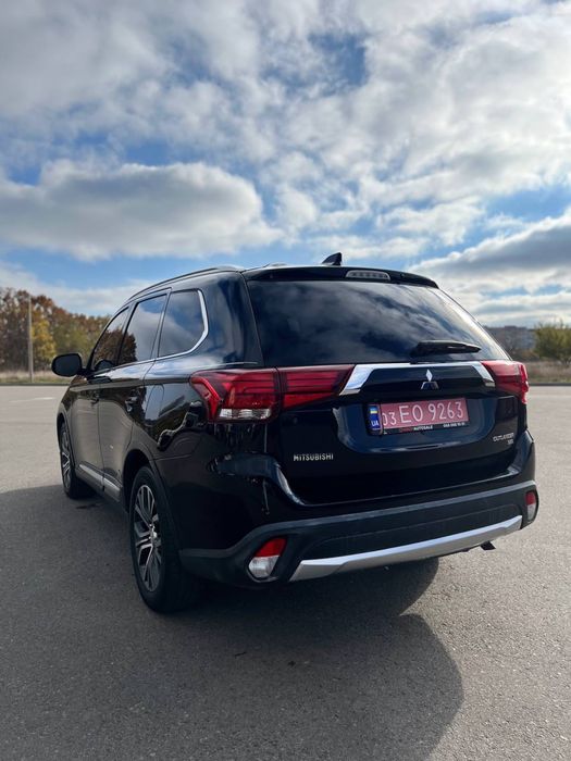 Mitsubishi Outlender 2.4 бензин 2017 рік