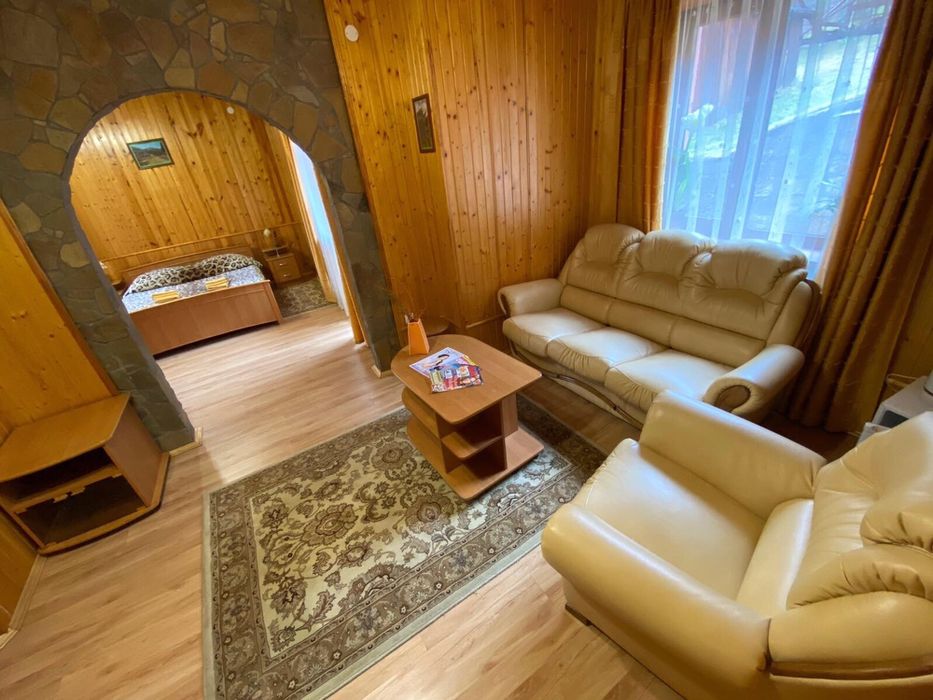 Продається котедж на 10 номерів у м. Яремче