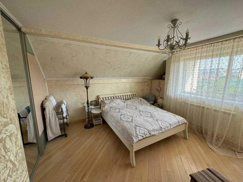 Продаж будинку з ремонтом, з подвір'ям Винники